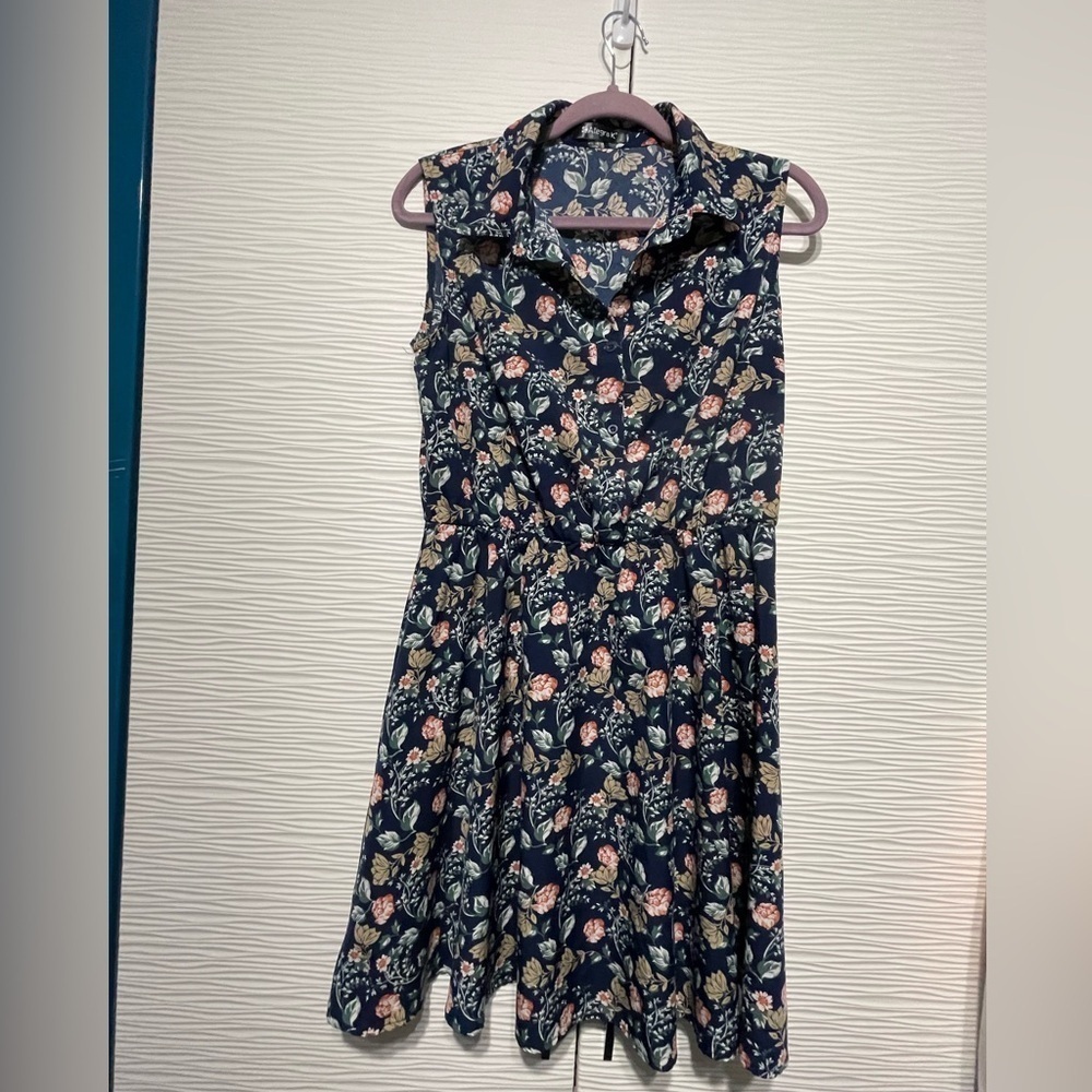 ALLEGRA K SIZE M NAVY BLUE FLORAL SLEEVELESS DRESS WITH SET IN WAIST.